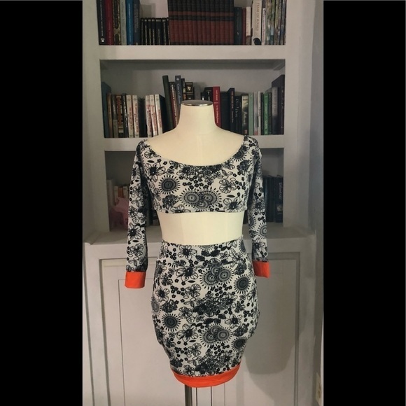 2-PIECE, Long Sleeve Crop Top with Mini  Skirt size Medium D101 - Picture 1 of 9